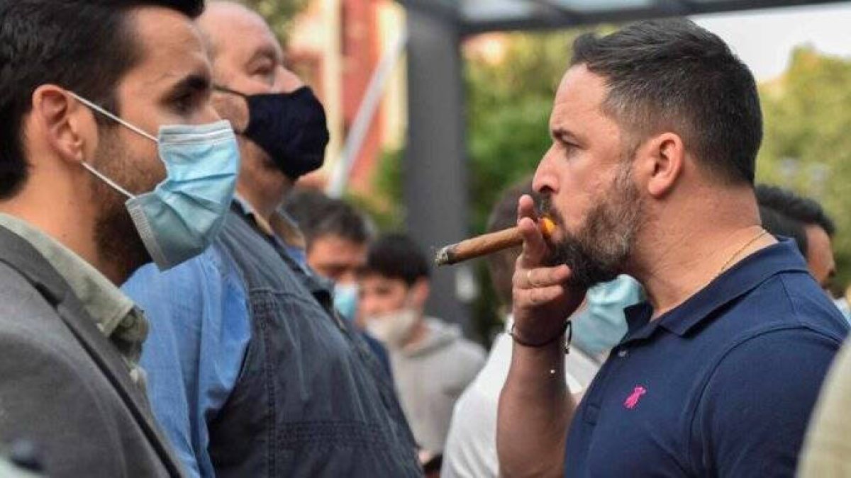 Abascal, en Sestao, desafiante ante manifestantes contra Vox