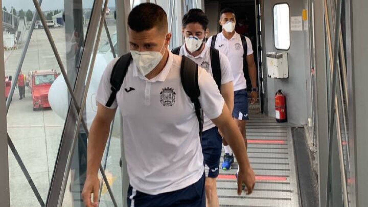 Jugador del Fuenlabrada, a su llegada al aeropuerto coruñés.