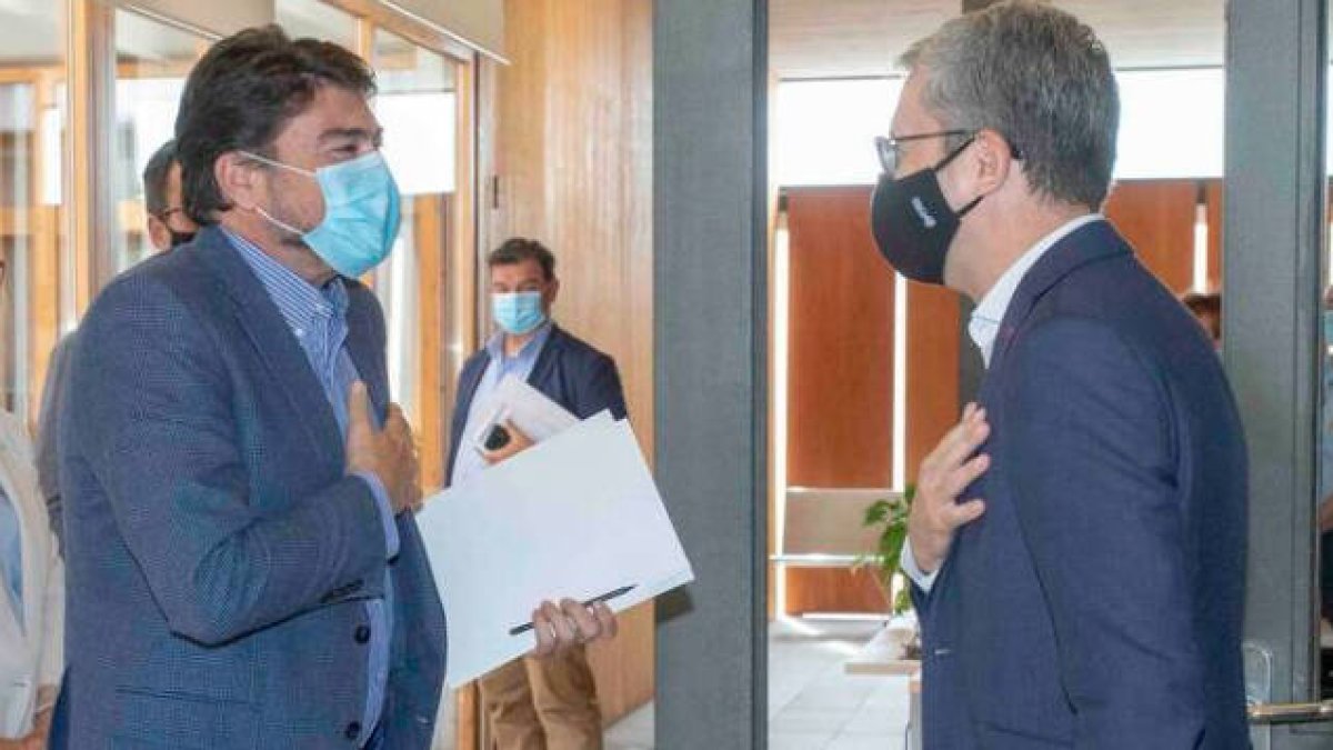 Luis Barcala y Arcadi España durante su encuentro de este lunes en el Ayuntamiento de Alicante
