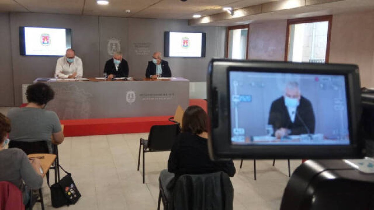 Manuel Villar, Antonio Manresa y José Ramón González durante la comparecencia tras la Junta de Gobierno / FOTO: O. Avellán