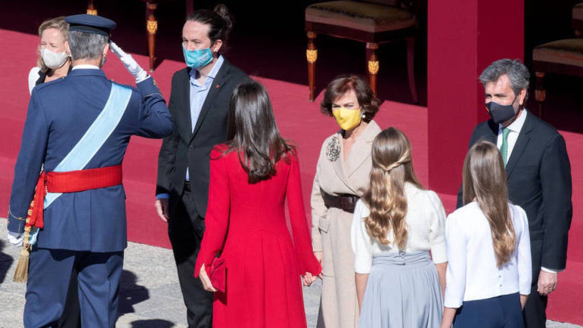 El Rey saludando a Iglesias ante el desdén de éste.