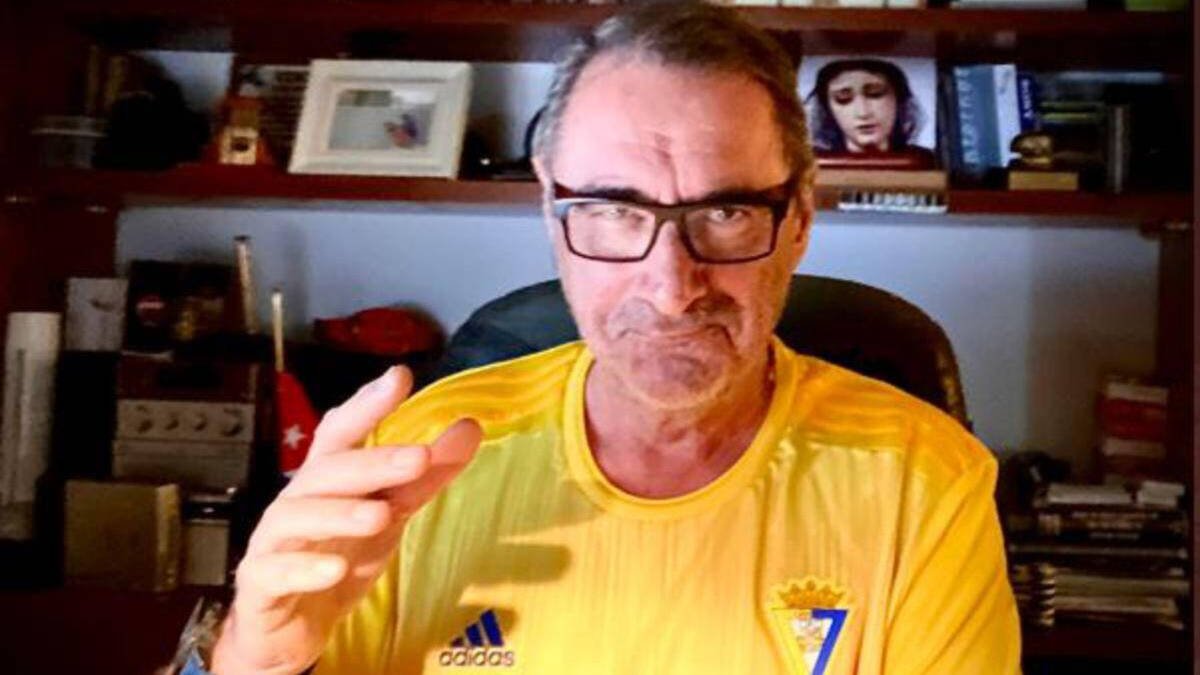 Carlos Herrera, con la camiseta del Cádiz que más dinero está recaudando