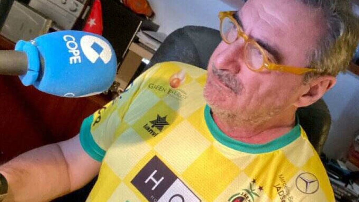 Carlos Herrera con la camiseta más codiciada. Foto: Instagram de Herrera