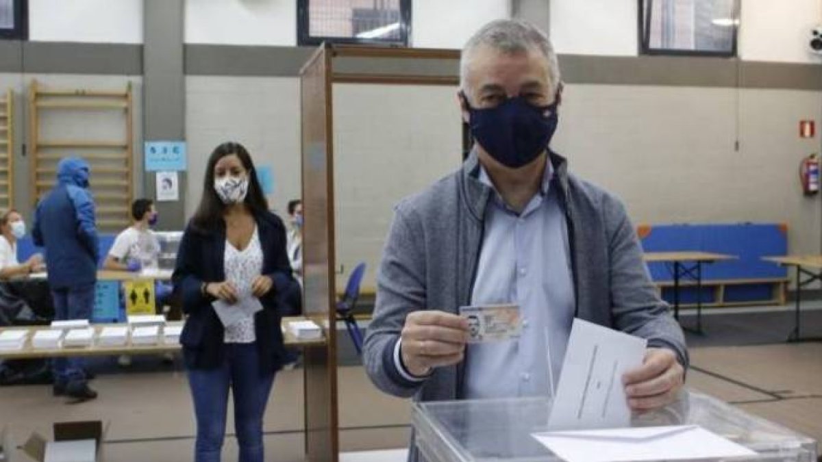 Urkullu, este domingo votando en la localidad vizcaína de Durango.