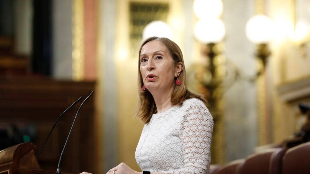 Ana Pastor este jueves en la tribuna del Congreso dirigiéndose al ministro Illa.