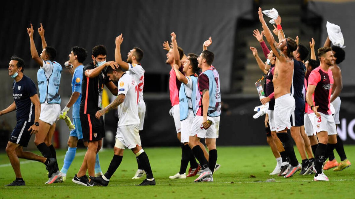 Los jugadores del Sevilla, celebrando su nuevo triunfo.