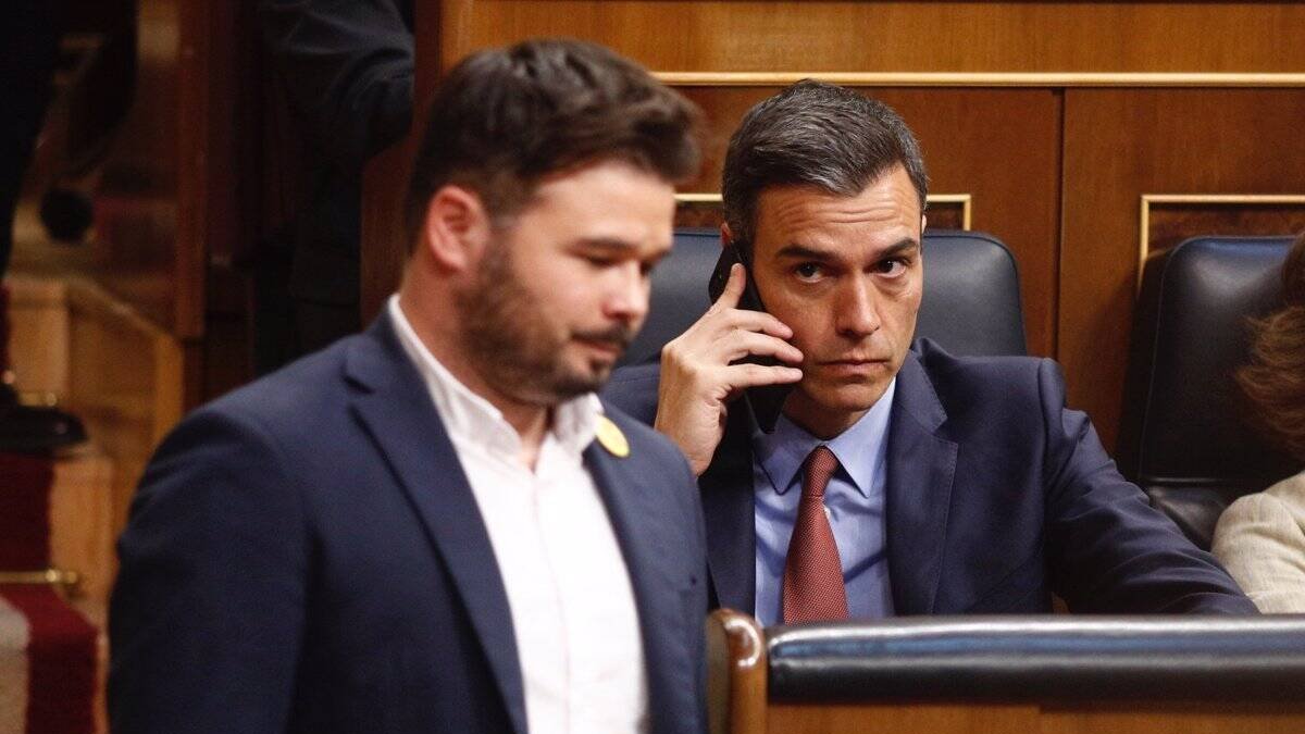 Rufián, la cara más visible a nivel nacional de ERC, camina bajo la atenta mirada de Pedro Sánchez