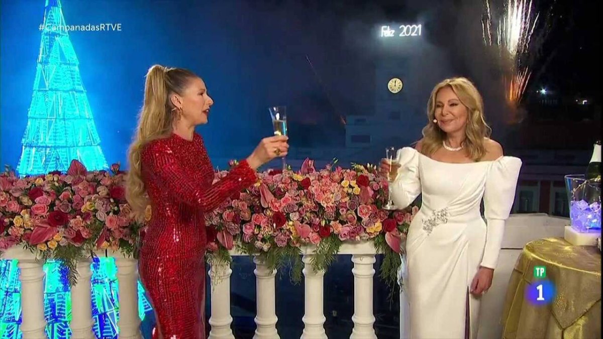 Ana Obregón y Anne Igartiburu, durante las Campanadas de TVE.