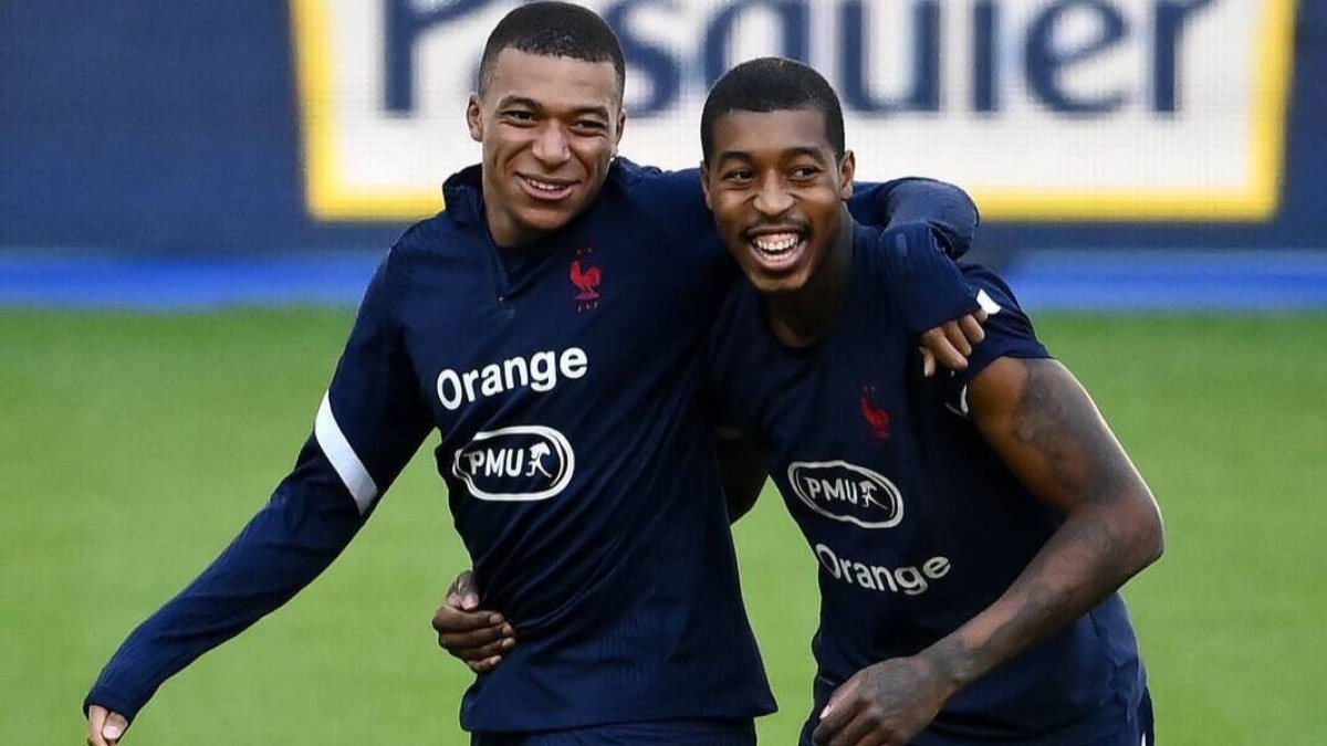 Mbappè, junto a su compañero Kimpembe, celebrando un gol del PSG.