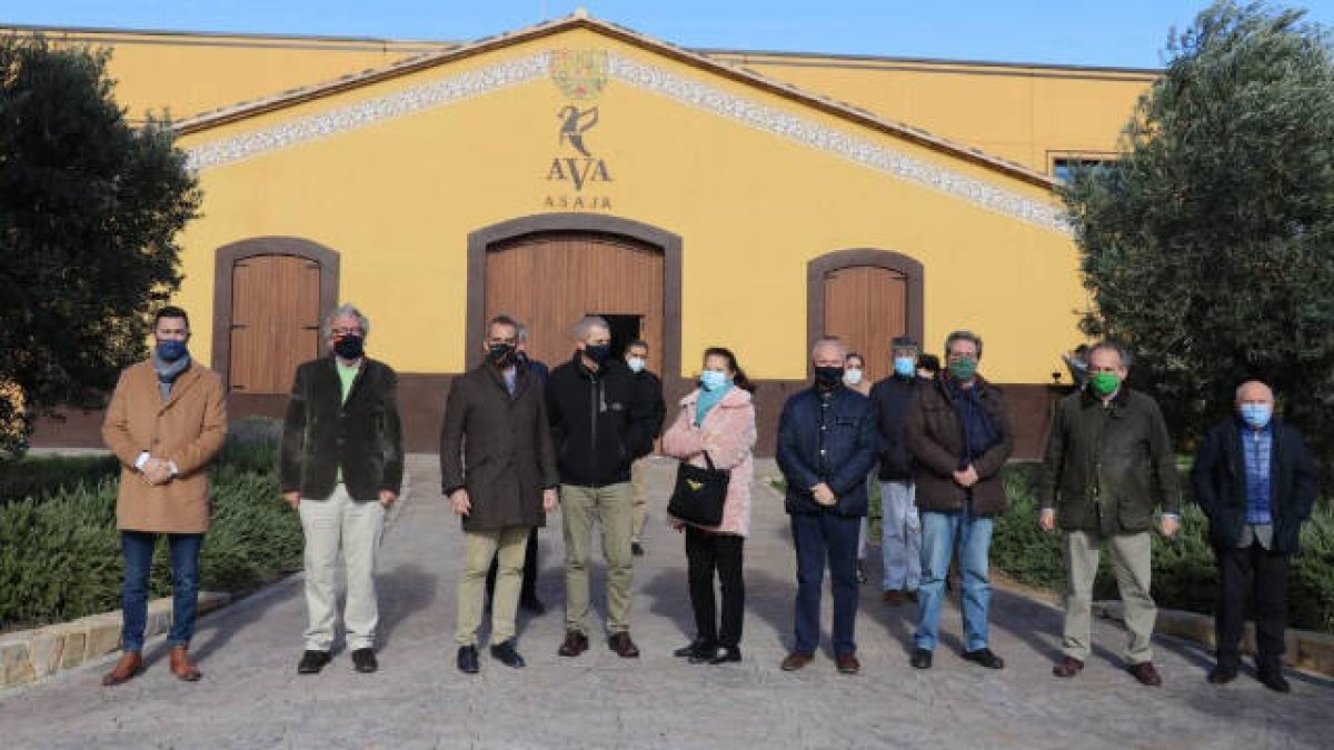 La eurodiputada Mazaly Aguilar, con José María Llanos, dirigentes de Vox y miembros de la Asociación Valenciana de Agricultores.