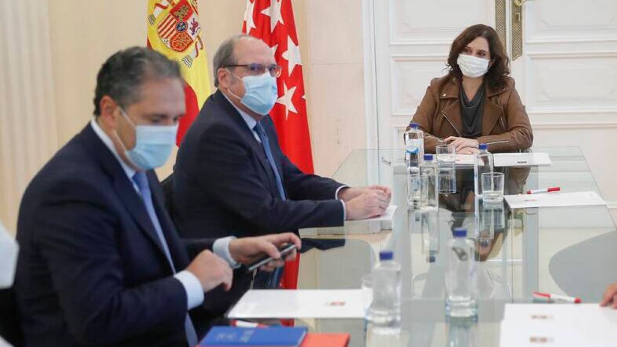 Isabel Díaz Ayuso y Ángel Gabilondo en una reunión que mantuvieron este martes.