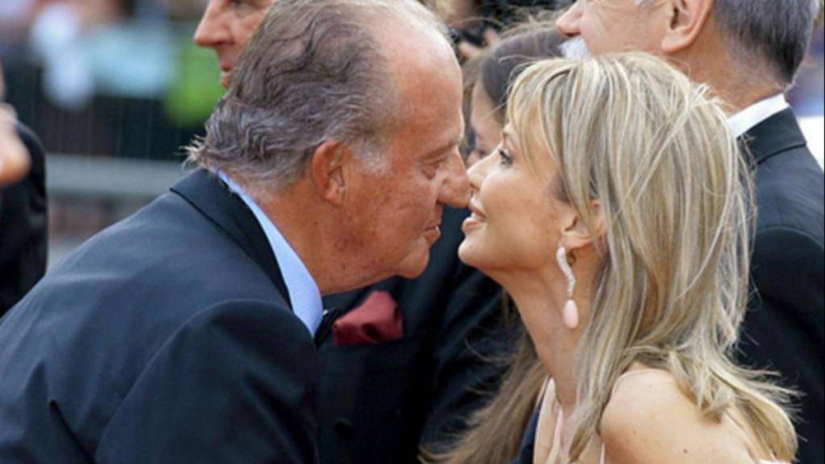 Corinna zu-Sayn Wittgenstein junto al Rey emérito.