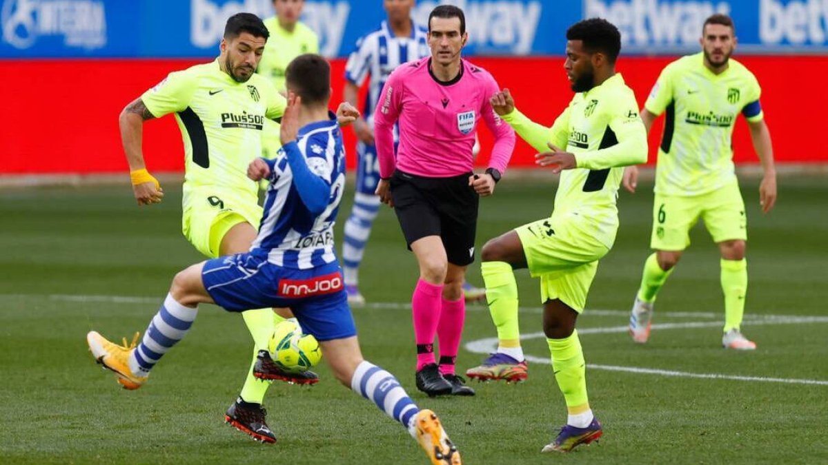 Luis Suárez, rodeado de varios jugadores del Alavés.