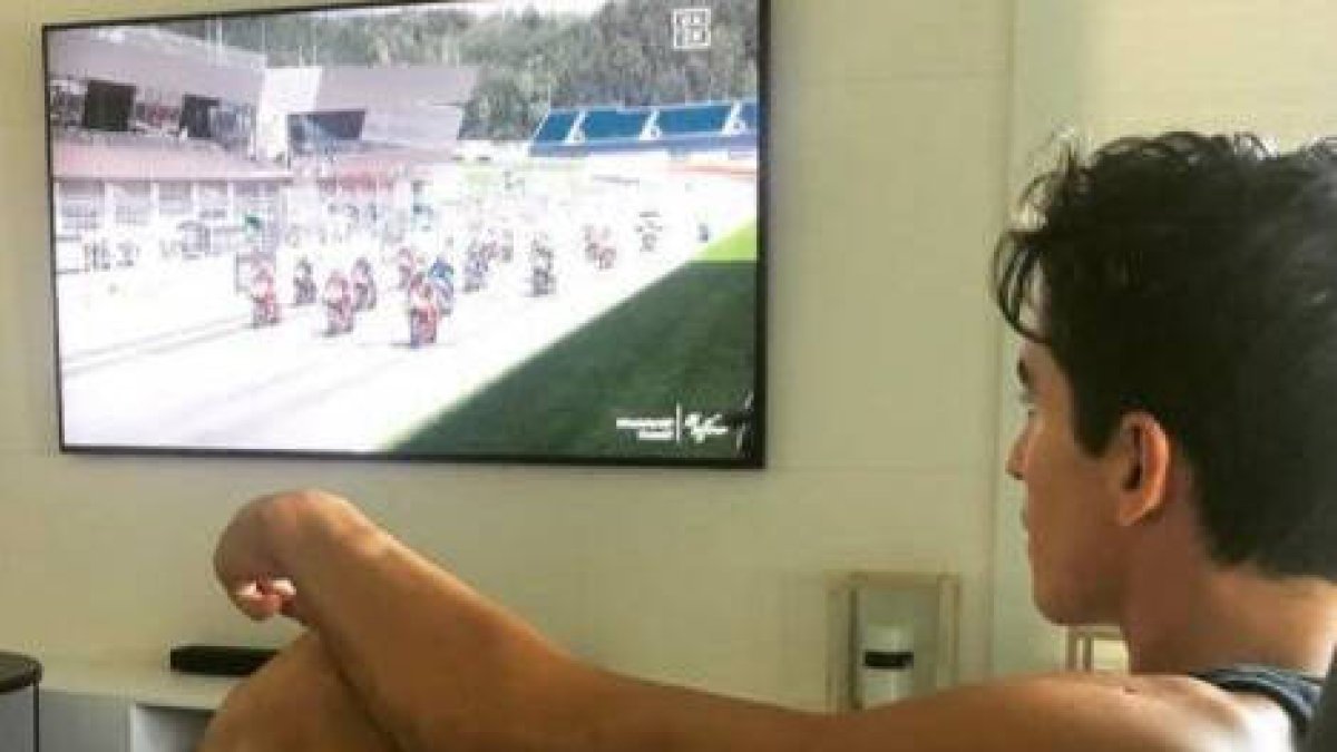 Marc Márquez, presenciando las carreras desde su domicilio.