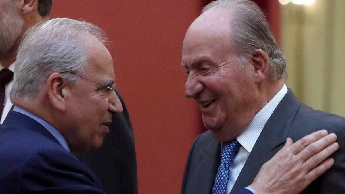 Juan Carlos I bromeando con Alfonso Guerra.