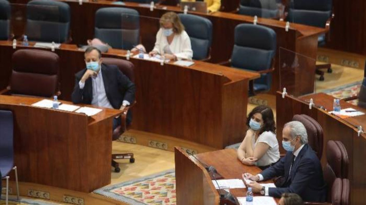 Ayuso, junto a su consejero de Sanidad, este jueves en el pleno de la Asamblea de Madrid.