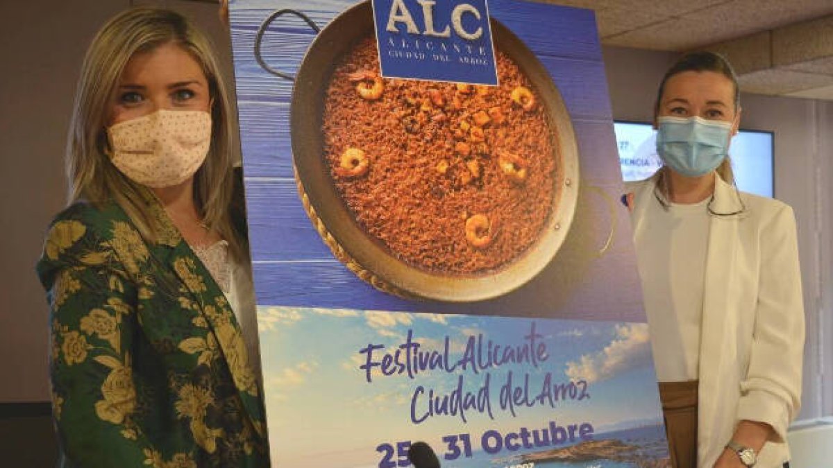 La concejal de Turismo, Mª Carmen Sánchez, y la edil de Hostelería, Lidia López