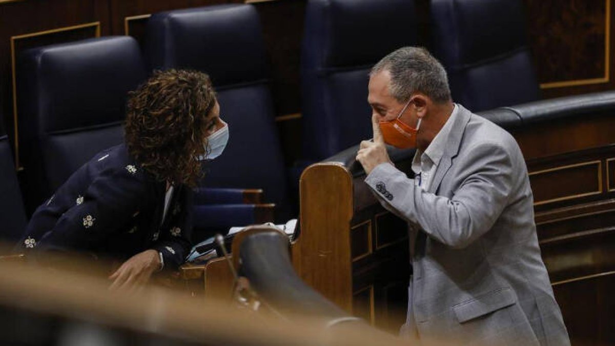 Por mucho que le pregunta sobre la financiación valenciana, Baldoví no acaba de obtener respuestas concretas de Montero