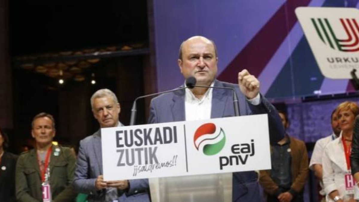 El presidente del PNV, Andoni Ortuzar, tras la victoria de Urkullu el 12-J.