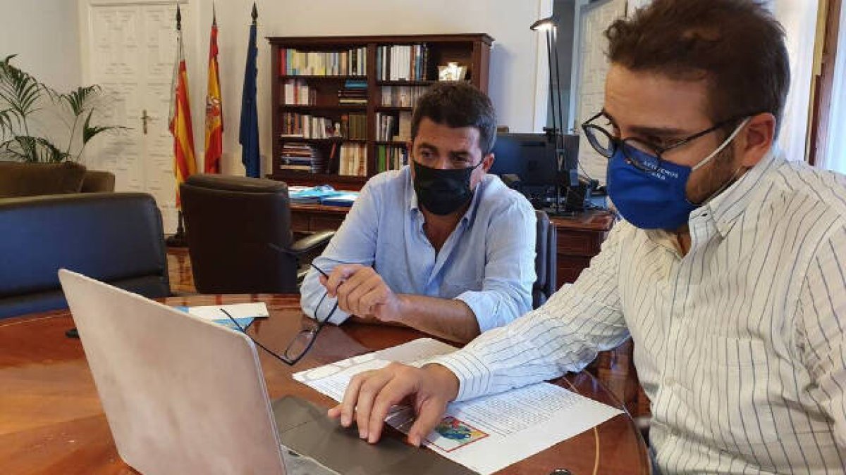 Carlos Mazón y Adrián Ballester durante la Cumbre de Alcaldes de las 100 Ciudades Inteligentes