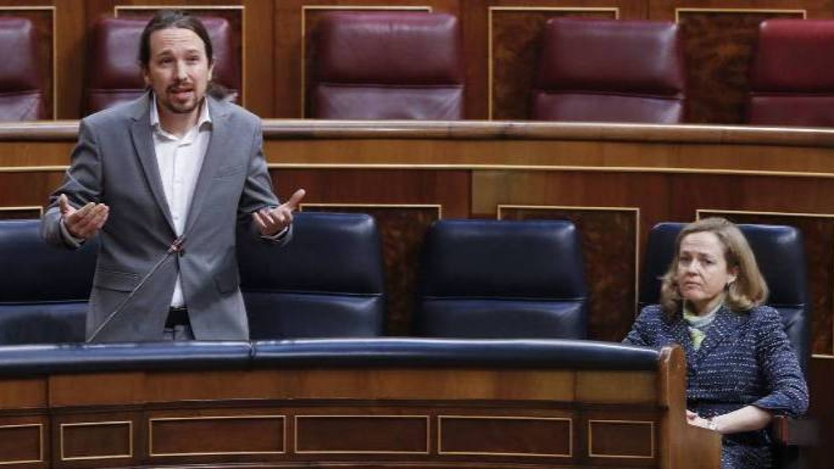 Pablo Iglesias y Nadia Calviño en un pleno del Congreso.