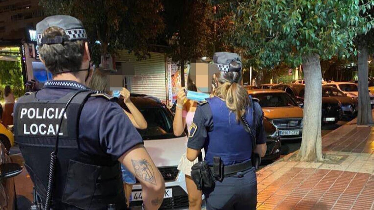 La Policía Local sanciona por no llevar la mascarilla puesta.