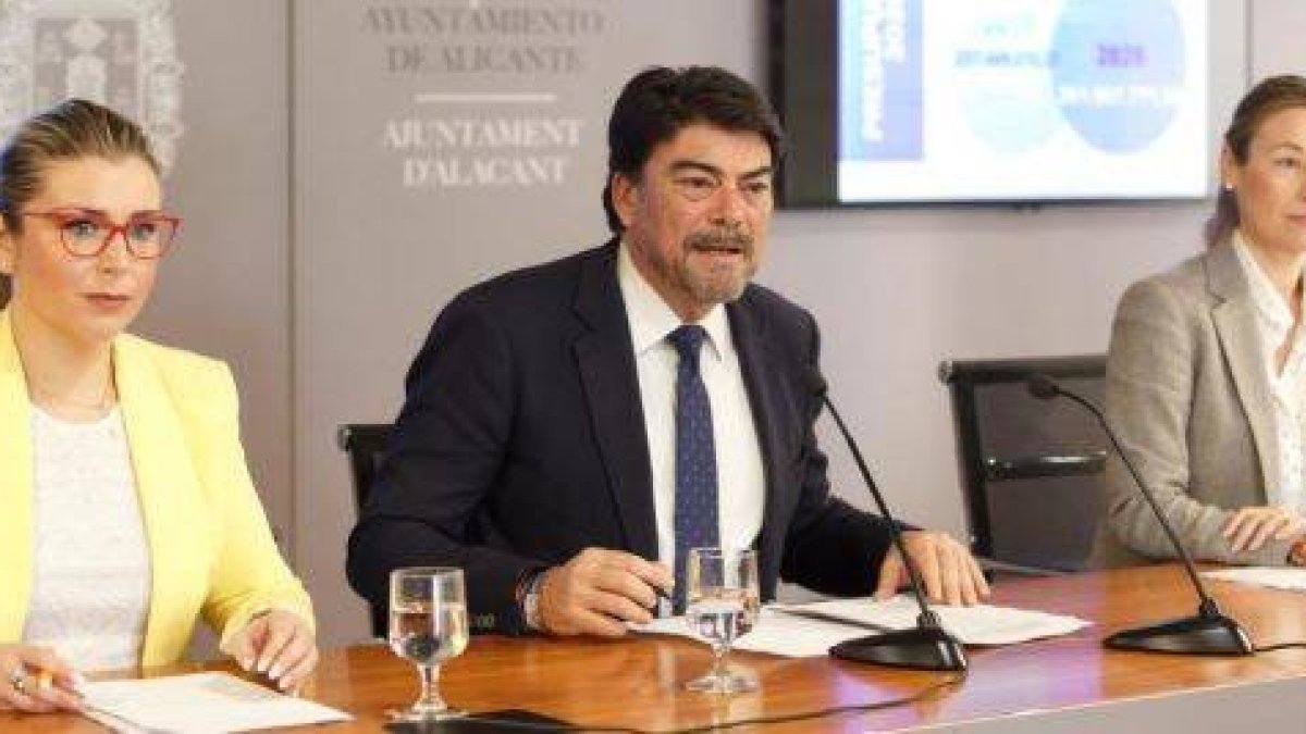 Mari Carmen Sánchez, Luis Barcala y Liria López.