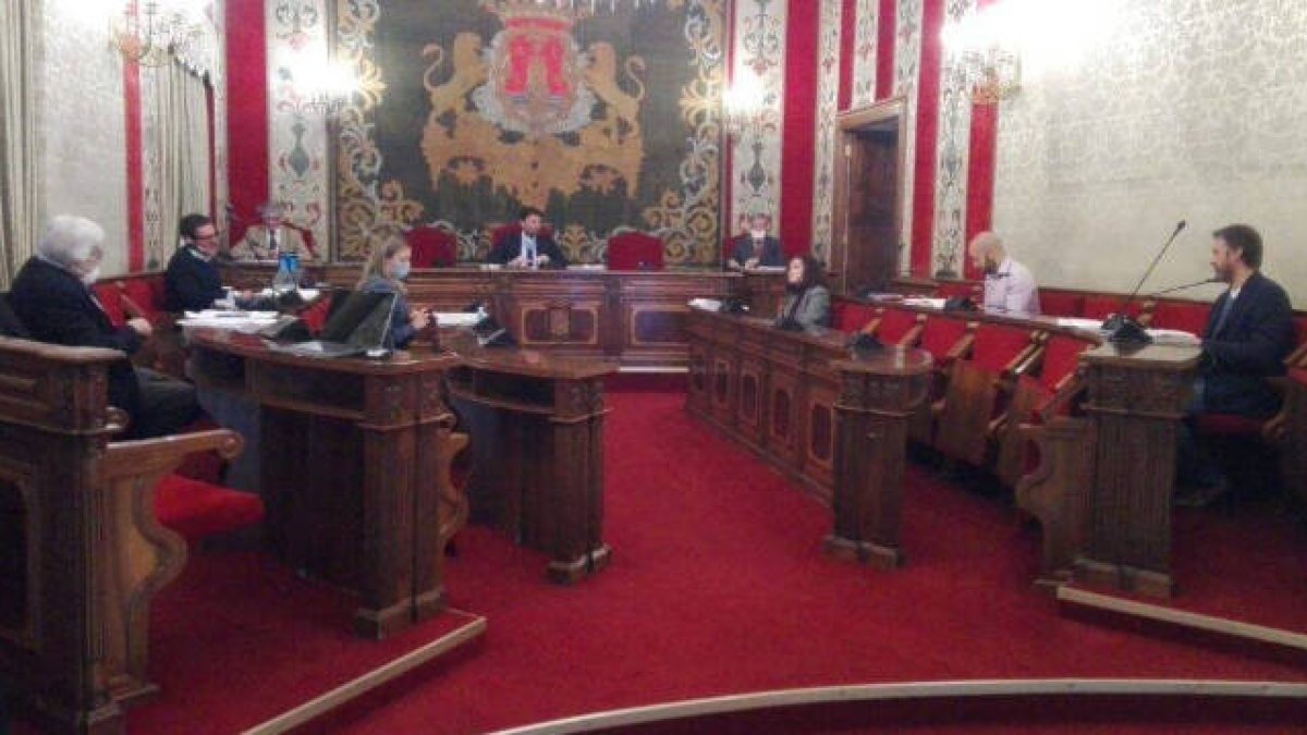 El bipartito de Alicante cancela la deuda y deja al ayuntamiento libre de cargas