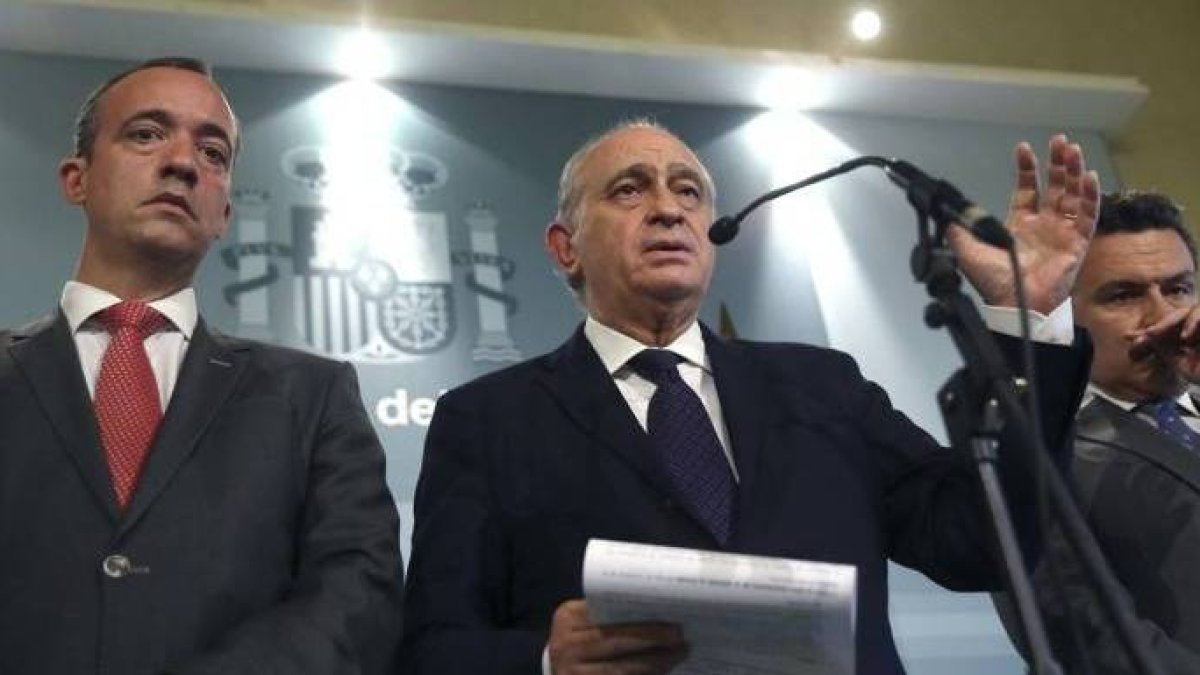 El exministro Jorge Fernández Díaz. A su izquierda, Francisco Martínez, su exnúmero dos.