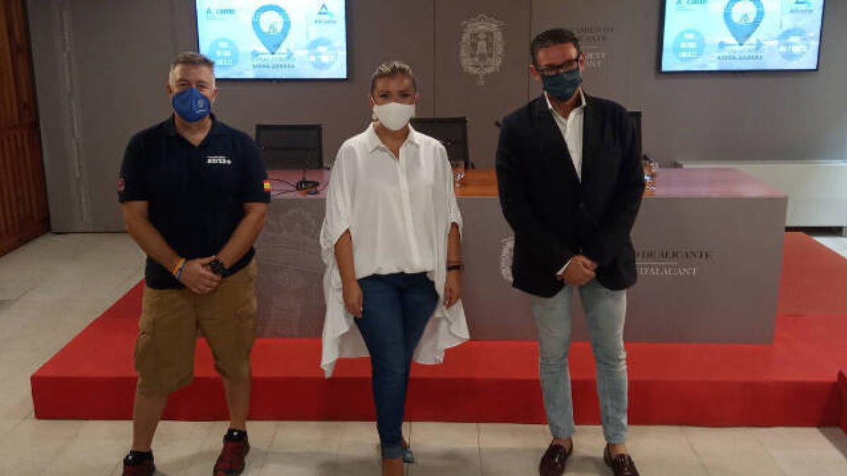 El nadador alicantino, Jorge Crivillés, junto con la vicealcaldesa, Mª Carmen Sánchez, y el concejal de deportes, José Luis Berenguer / FOTO: O.A.