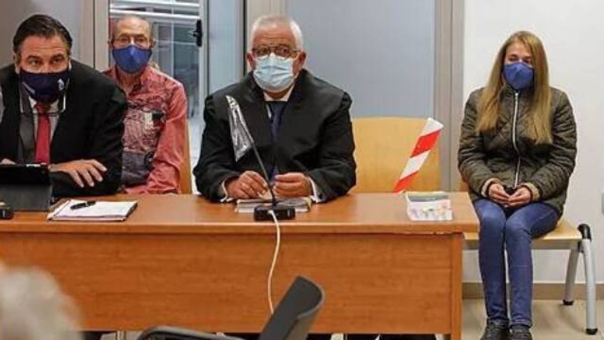 Conchi y Paco detrás de los abogados durante el juicio celebrado en la Audiencia Provincial de Alicante