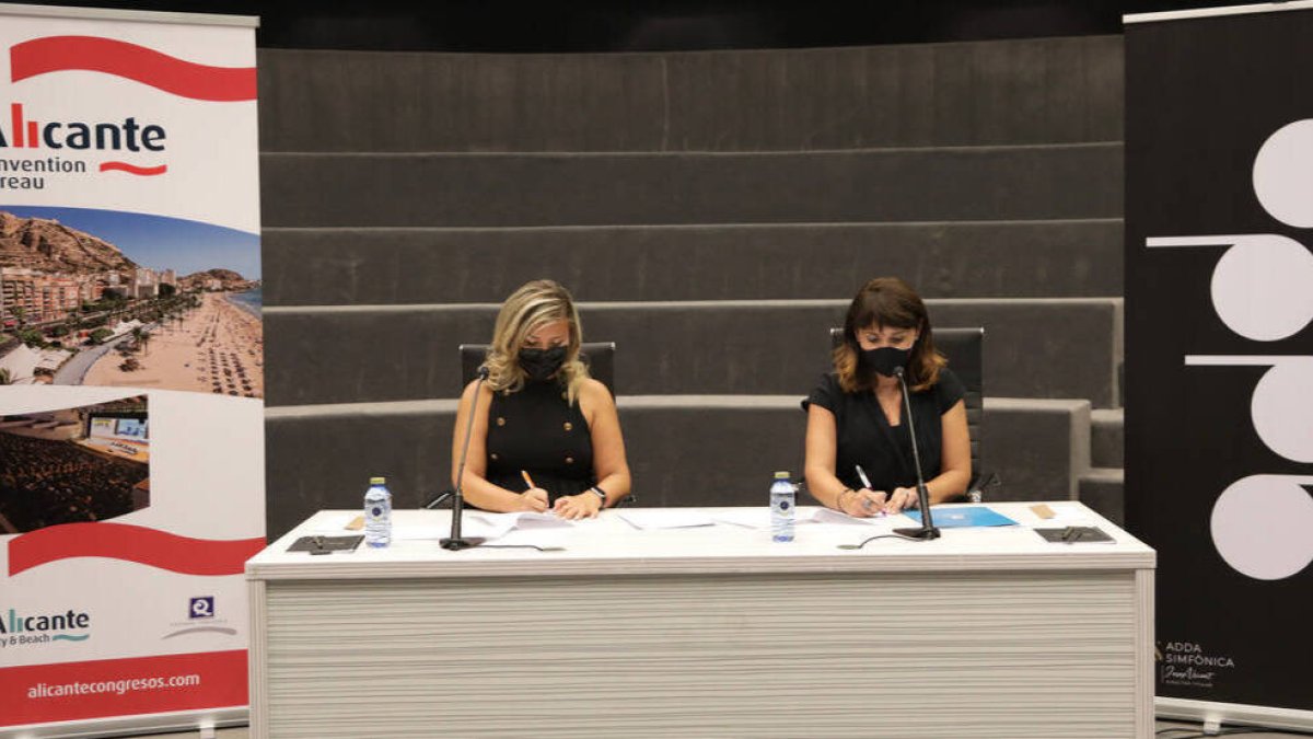 Mari Carmen Sánchez, concejala de Turismo y Julia Parra, diputada de Cultura.