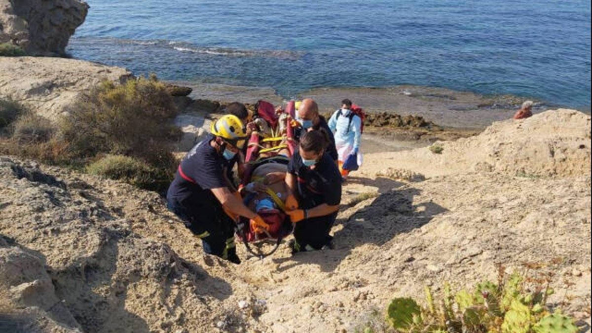 El hombre de 81 años ha caído por una apertura de las rocas del cabo de las Huertas