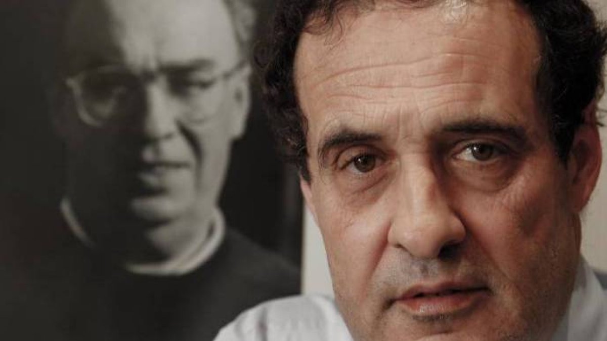 José María Múgica con una foto de su padre, Fernando, asesinado por ETA.