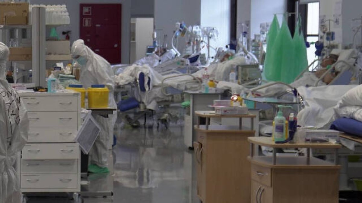 Imagen de una UCI con personas enfermas por Covid