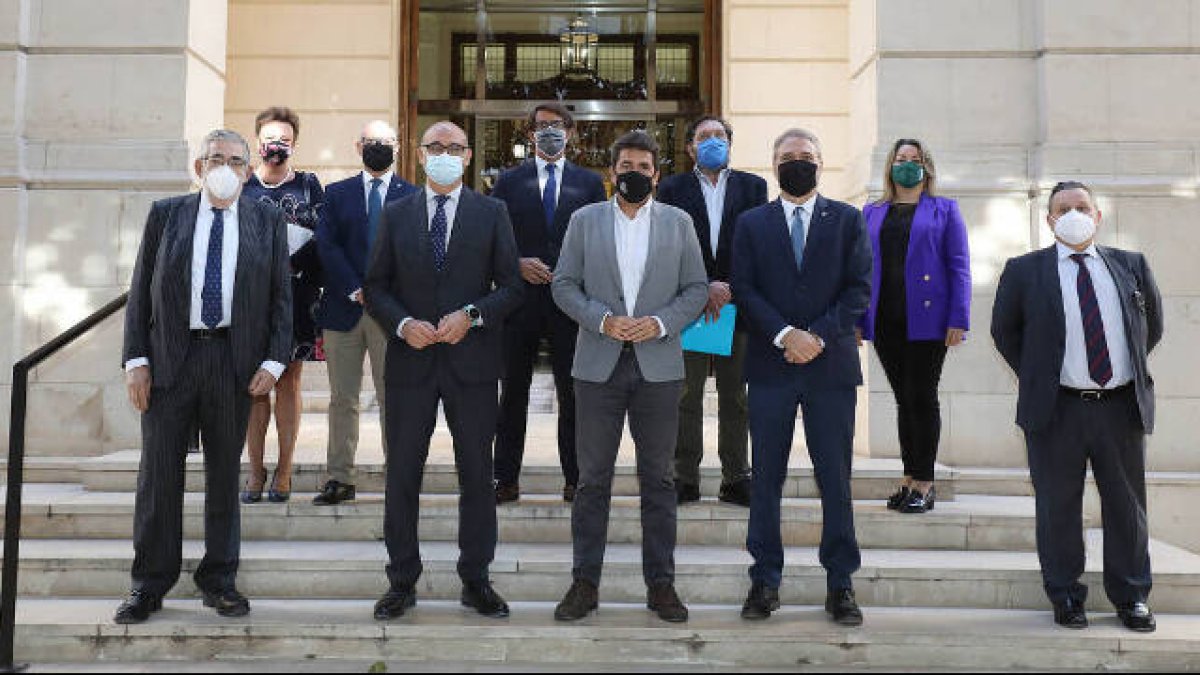 El presidente de la Diputación, Carlos Mazón, junto a los rectores y representantes universitarios