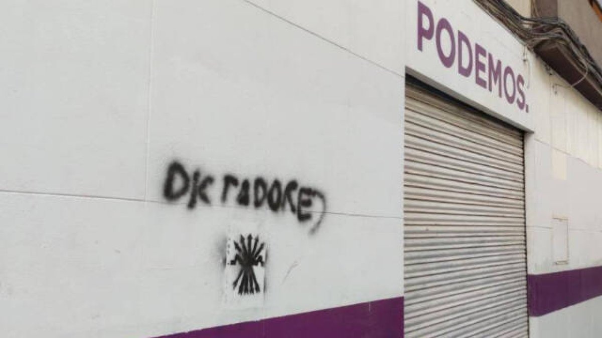 Pintada en la fachada de la sede de Podemos en Alicante
