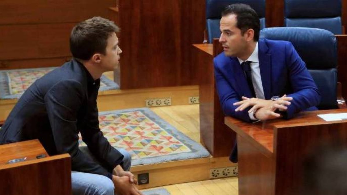 Errejón e Ignacio Aguado en una conversación en la Asamblea de Madrid.