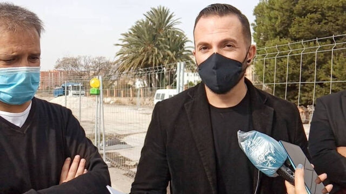 El edil de Compromís Rafa Mas junto con el portavoz del grupo municipal, Natxo Bellido / FOTO: O. Avellán