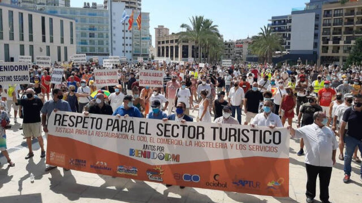 Comercio, ocio y restauración alertan de 2.000 cierres en Benidorm por los ERTES