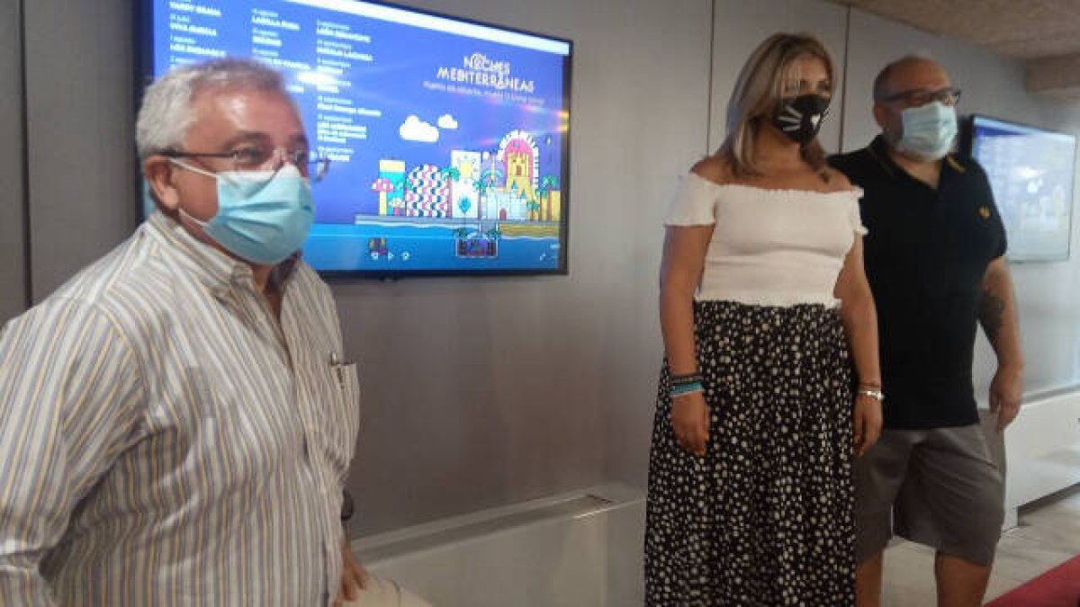 El concejal de Cultura, Antonio Manresa, la edil de Turismo, Mª Carmen Sánchez, y el promotor musical Sergio Moreno en la presentación de «Noches Mediterráneas»