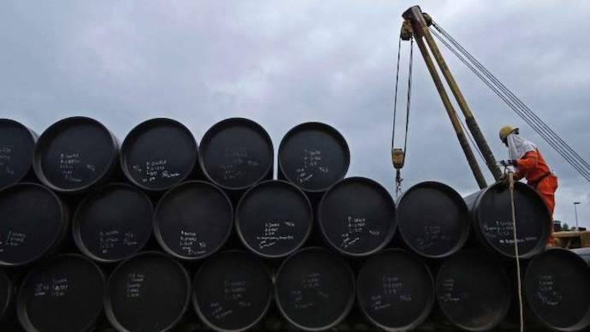 El petróleo adelanta una subida del transporte