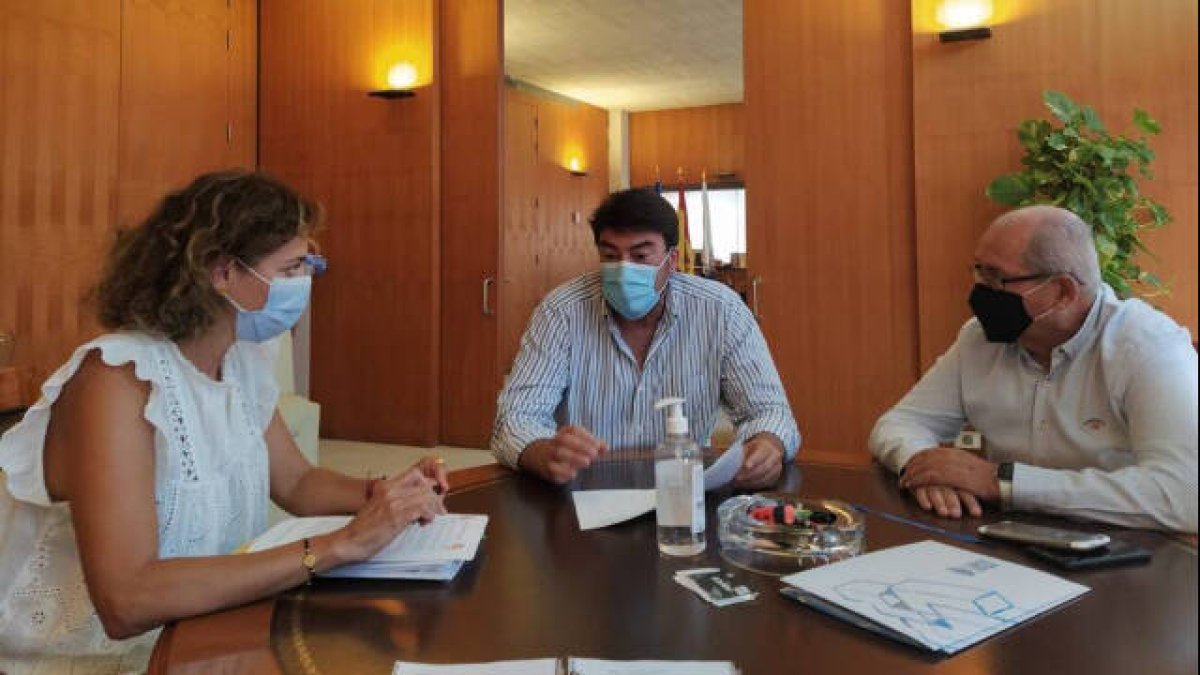 El Alcalde ha examinado las medidas sanitarias y de protección que se deberán adoptar junto al Concejal de Seguridad y la Presidenta de las Hogueras