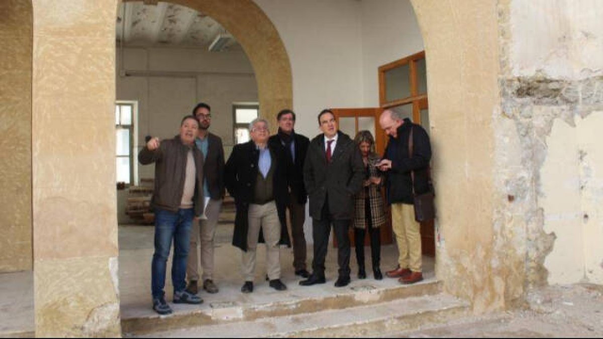 Los concejales Adrián Santos, Toño Peral y Antonio Manresa durante una visita a las Cigarreras con los técnicos / FOTO de archivo