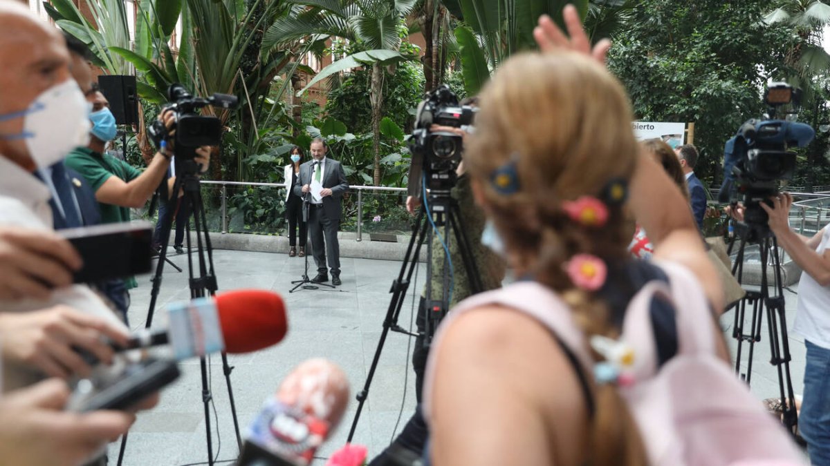 El ministro Ábalos increpado por una comerciante en la estación de Atocha.