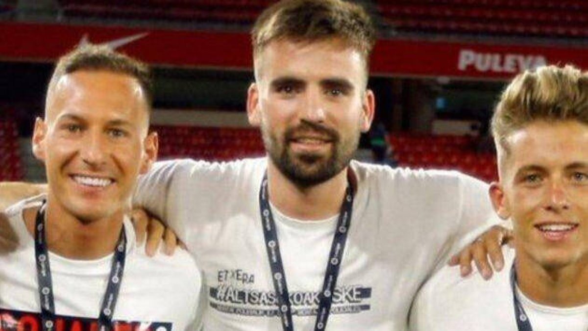 Unai Etxebarría, en el centro, con la polémica camiseta en apoyo a los proetarras de Alsasua.