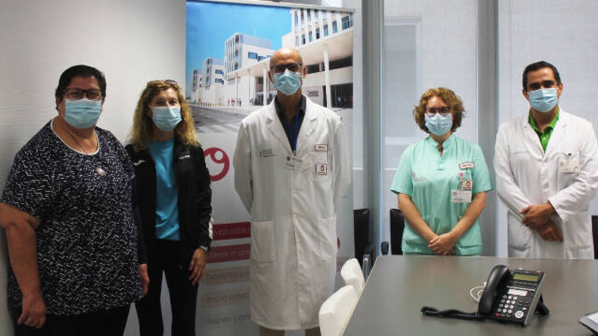 La presidenta de MACMA, Paqui Calatayud, junto a los responsables del departamento de Salud del Vinalopó de Ribera Salud