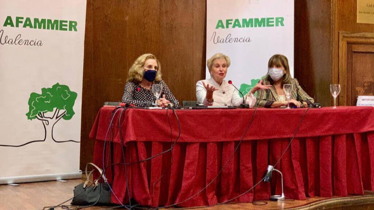 En el centro, Carmen Quintanilla, y a la derecha, Amparo Mora.