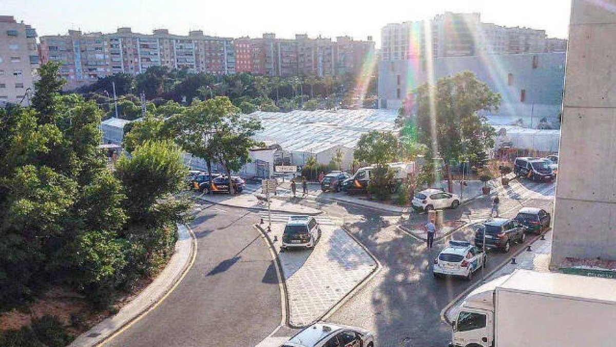 Los inmigrantes pasarán 15 días de cuarentena en el hospital de campaña bajo la estricta vigilancia policial