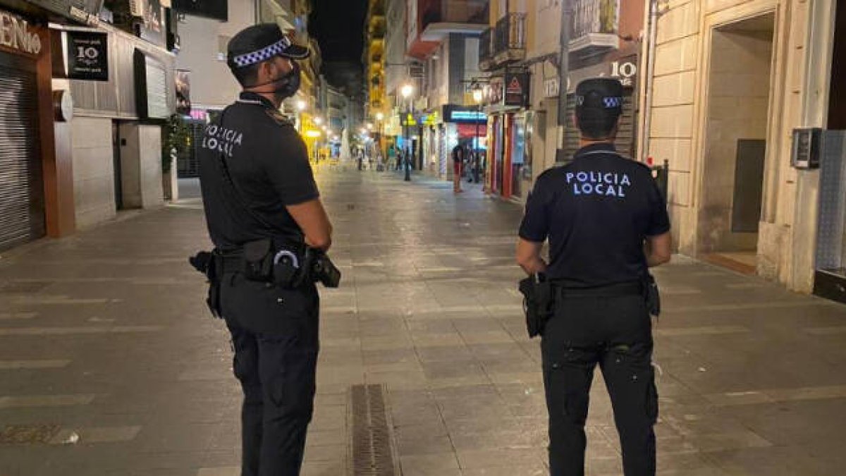 La Unidad de Aperturas de la Policía Local ha iniciado inspecciones rutinarias en restaurantes sobre auditorías acústicas / FOTO: de archivo